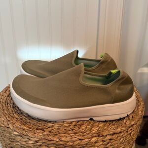 OOFOS Womens White and Green Slip-On Sneakers - 10